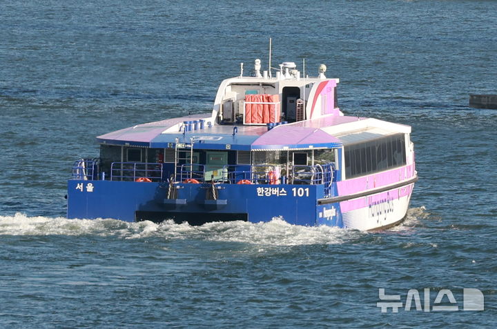 [서울=뉴시스] 고승민 기자 = 2일 한강버스가 서울 영등포구 여의도선착장 인근에서 잠실 방면으로 운항하고 있다.지난달 18일 정식 운항을 시작한 한강버스는 잦은 고장으로 열흘 만에 승객 탑승을 중단했다. 지난달 29일부터 한 달여간 안전성과 서비스 품질을 보강하기 위해 무승객 시범운항을 진행하고 지난 1일부터 운항을 재개했다. 2025.11.02. kkssmm99@newsis.com