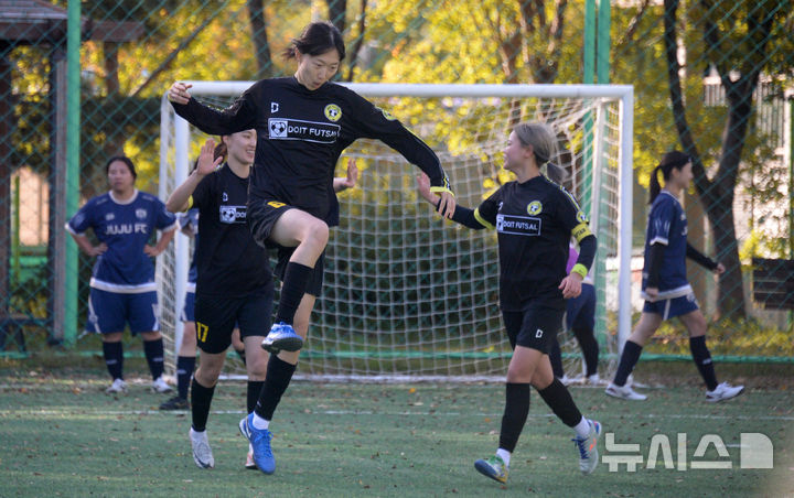 [전주=뉴시스] 김얼 기자 = 뉴시스 전북취재본부가 주최하고 전북특별자치도풋살연맹이 주관한 '제3회 뉴시스 언니들 풋살대회'가 열린 2일 전북 전주시 전주덕진체련공원 풋살장에서 골을 성공시킨 두잇레이디스 선수들이 세리머니를 하고 있다. 2025.11.02. pmkeul@newsis.com