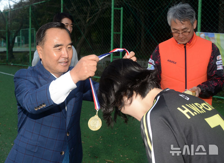 [전주=뉴시스] 김얼 기자 = 뉴시스 전북취재본부가 주최하고 전북특별자치도풋살연맹이 주관한 '제3회 뉴시스 언니들 풋살대회'가 열린 2일 전북 전주시 전주덕진체련공원 풋살장에서 윤석일(왼쪽) 뉴시스전북본부 본부장이 우승팀 두잇레이디스 선수들에게 시상하고 있다. 2025.11.02. pmkeul@newsis.com