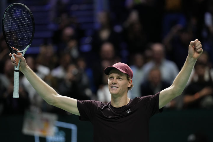 [파리=AP/뉴시스] 얀니크 신네르(2위·이탈리아)가 2일(현지 시간) 프랑스 파리 라데팡스 아레나에서 열린 남자프로테니스(ATP) 롤렉스 파리 마스터스(ATP 1000) 단식 결승에서 펠릭스 오제알리아심(10위·캐나다)을 물리쳐 우승한 후 팬들에게 인사하고 있다. 신네르가 2-0(6-4 7-6)으로 승리하고 두 달 만에 세계 1위에 복귀했다. 2025.11.03.