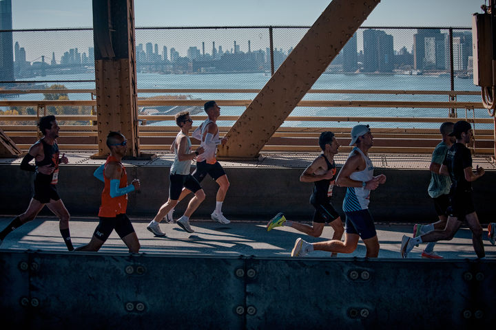 [뉴욕=AP/뉴시스] 2일(현지 시간) 미국 뉴욕에서 열린 2025 뉴욕 마라톤 대회에서 참가자들이 결승선을 향해 달리고 있다. 2025.11.03.