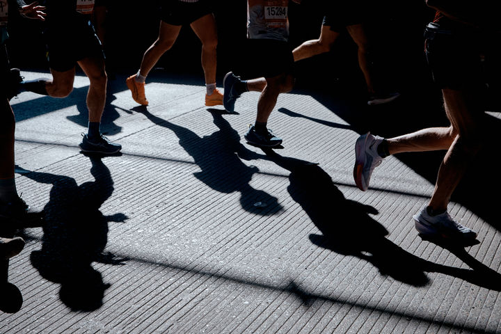 [뉴욕=AP/뉴시스] 2일(현지 시간) 미국 뉴욕에서 열린 2025 뉴욕 마라톤 대회에서 참가자들이 결승선을 향해 달리고 있다. 2025.11.03.