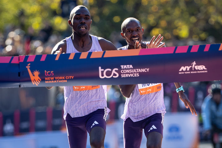 [뉴욕=AP/뉴시스] 2일(현지 시간) 미국 뉴욕에서 열린 2025 뉴욕 마라톤 대회 남자 엘리트 부문에 출전한 벤슨 키프루토(왼쪽)와 알렉산더 무티소가 결승선을 향해 달리고 있다. 벤슨 키프루토가 2시간 8분 9초로 우승했다. 2025.11.03.