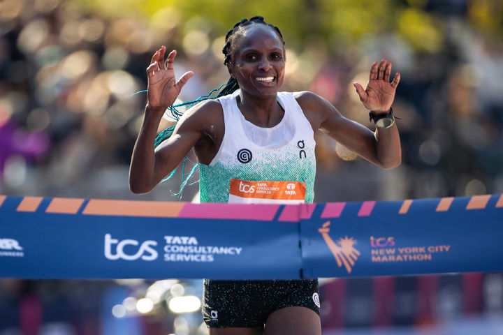 [뉴욕=AP/뉴시스] 2일(현지 시간) 미국 뉴욕에서 열린 2025 뉴욕 마라톤 대회 여자 엘리트 부문에 출전한 헬렌 오비리가 결승선을 통과하고 있다. 오비리는 2시간 19분 51초로 1위를 차지했다. 2025.11.03.