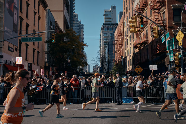 [뉴욕=AP/뉴시스] 2일(현지 시간) 미국 뉴욕에서 열린 2025 뉴욕 마라톤 대회에서 시민들이 참가자들을 응원하고 있다. 2025.11.03.