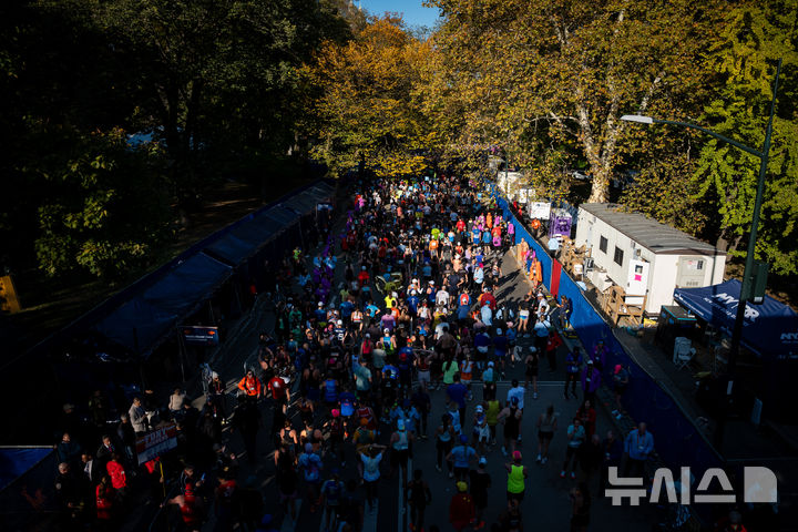 [뉴욕=AP/뉴시스] 2일(현지 시간) 미국 뉴욕에서 열린 2025 뉴욕 마라톤 대회에서 참가자들이 결승선을 통과하고 있다. 2025.11.03.