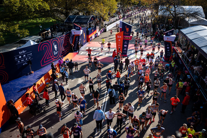 [뉴욕=AP/뉴시스] 2일(현지 시간) 미국 뉴욕에서 열린 2025 뉴욕 마라톤 대회에서 참가자들이 결승선을 통과하고 있다. 2025.11.03.