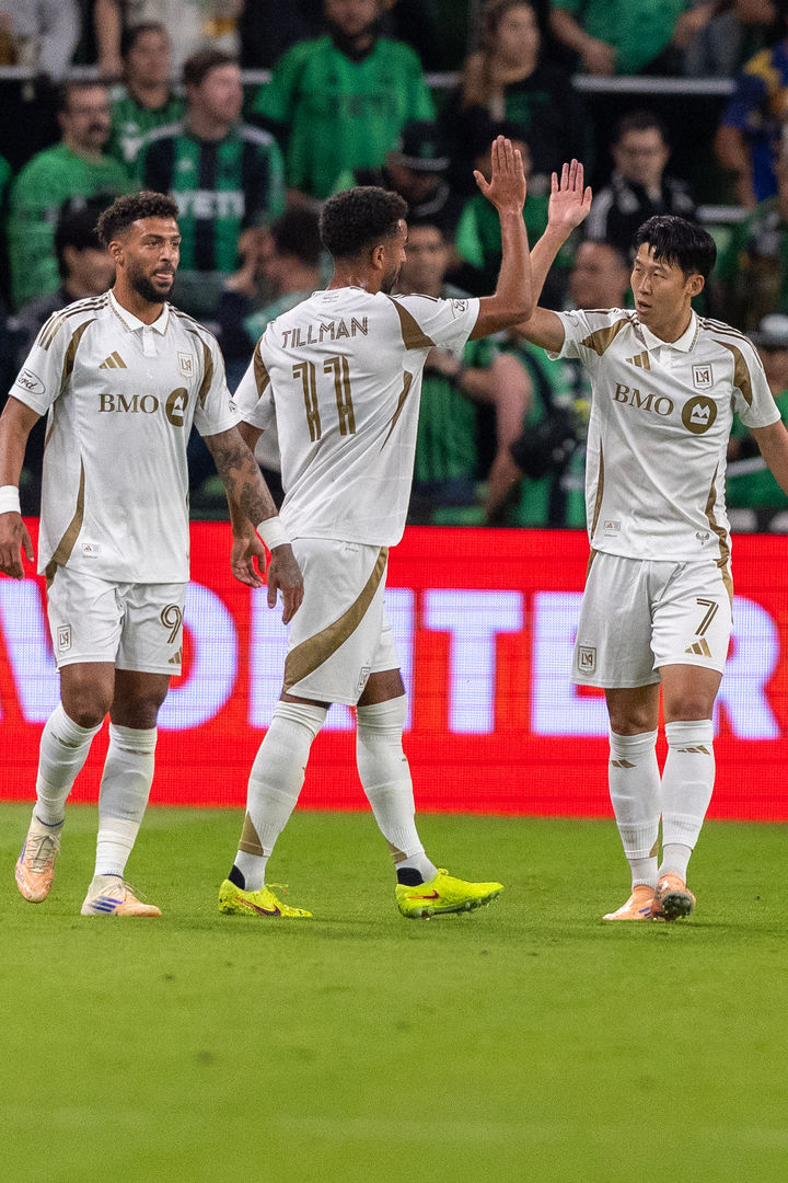 [오스틴=AP/뉴시스] 미국 프로축구 메이저리그사커(MLS) 로스앤젤레스FC(LAFC)의 손흥민(오른쪽), 드니 부앙가(왼쪽). 2025.11.02.