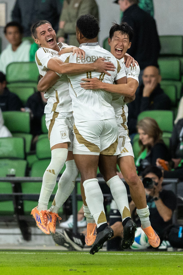 [오스틴=AP/뉴시스] LA FC의 손흥민(오른쪽)이 2일(현지 시간) 미 텍사스주 오스틴의 Q2 스타디움에서 열린 2025 MLS 서부 콘퍼런스 플레이오프 1라운드(PO) 2차전 오스틴 FC와 경기 후반 추가시간 팀 4번째 골을 넣은 제레미 에보비세를 축하하고 있다. 손흥민은 전반 21분 드니 부앙가의 도움으로 선제골을 넣었고 24분에는 부앙가의 골에 도움을 기록하며 팀의 4-1 승리를 이끌었다. 2025.11.03.