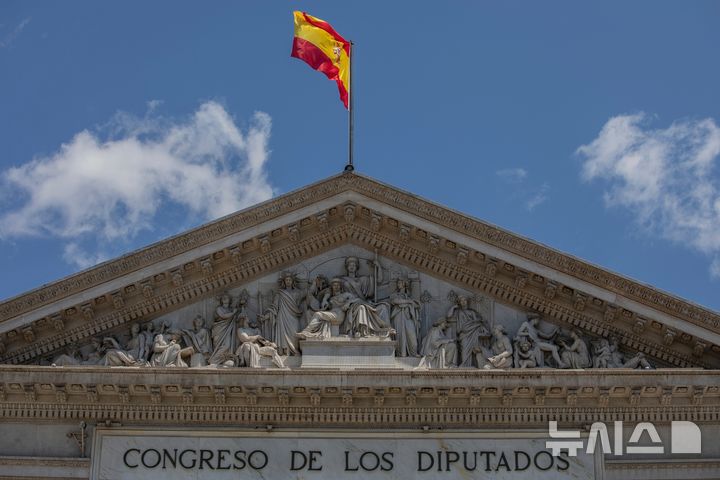 [AP/뉴시스] 자료사진으로 스페인 중앙 의회 의사당 위에서 스페인 국기가 휘날리고 있다