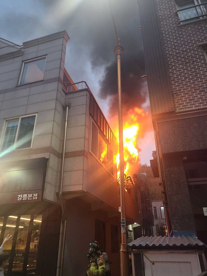 [강릉=뉴시스] 2일 강릉시 교동 한 원룸에서 화재가 발생한 현장 모습.(사진=강릉소방서 제공)photo@newsis.com *재판매 및 DB 금지