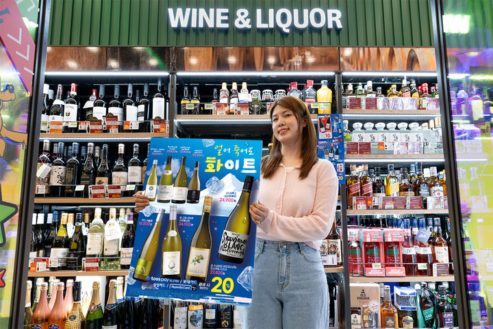 [서울=뉴시스] 편의점 세븐일레븐은 다가오는 연말 시즌을 맞아 '얼.죽.화(얼어 죽어도 화이트 와인)'를 테마로 한 '화이트와인 기획전'을 진행한다고 3일 밝혔다.(사진=세븐일레븐 제공) *재판매 및 DB 금지