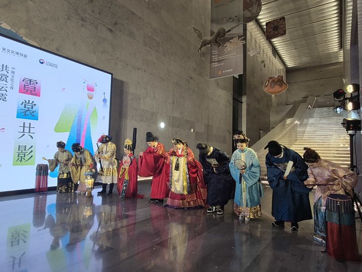 한중 복식예술교류전 ‘옷, 예술이 되다 服之艺’ *재판매 및 DB 금지