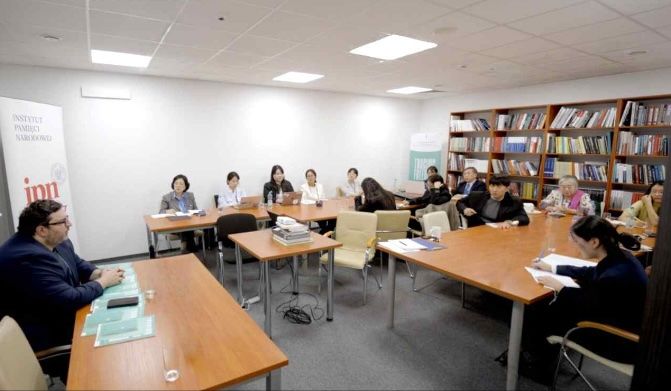 [서울=뉴시스] 지난달 28일 폴란드 국립추모연구소(IPN) 세미나에 참석한 사단법인 씽크 청년단. (사진=씽크 제공) 2025.11.03. *재판매 및 DB 금지