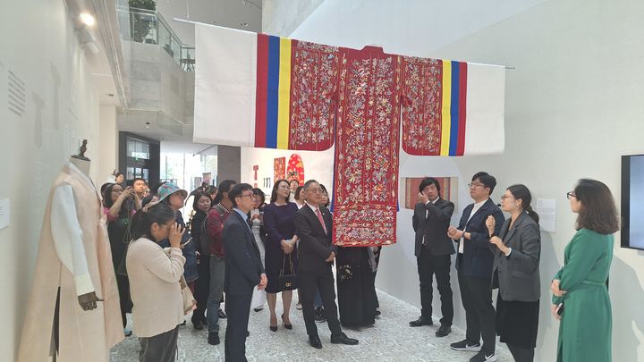 한중 복식예술교류전 ‘옷, 예술이 되다 服之艺’ *재판매 및 DB 금지