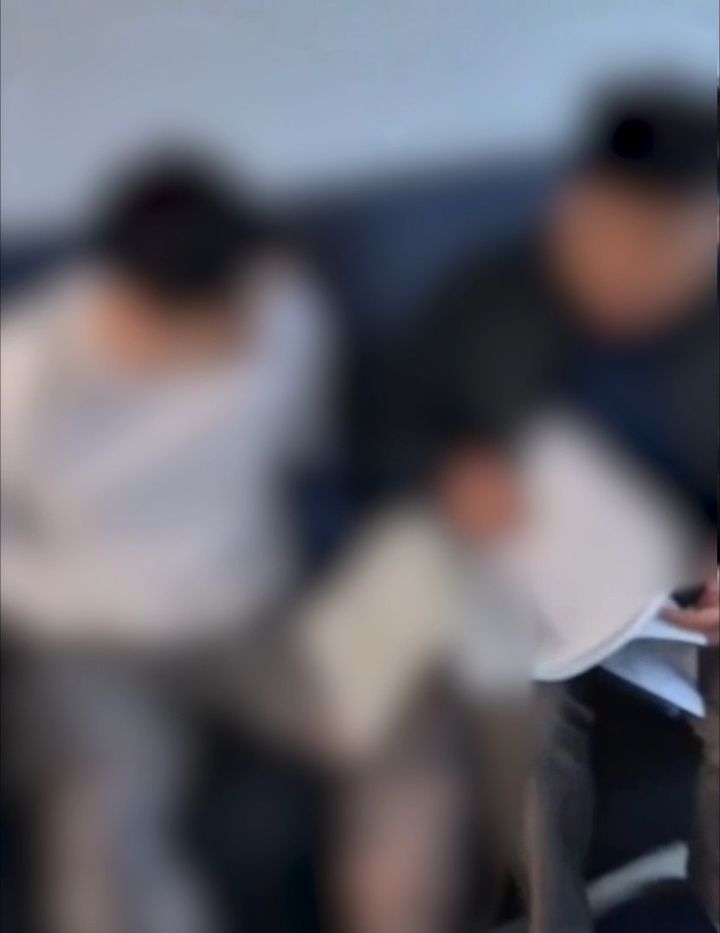 마사지업소 업주 휴대전화를 해킹한 뒤 탈취한 고객 정보를 이용해 협박 범죄를 저지른 피의자가 검거되는 모습. (사진=경기남부경찰청 제공) *재판매 및 DB 금지