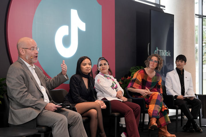 [서울=뉴시스] 틱톡이 지난달 28일부터 31일까지 경북 경주에서 열린 아시아태평양경제협력체(APEC) CEO 서밋 코리아 2025에 참석해 신뢰 기반의 포용적 디지털 생태계 성장에 대한 전략과 비전을 제시했다고 3일 밝혔다. 에릭 에벤스타인 틱톡 미주 공공정책 총괄과 틱톡 크리에이터 4인이 30일 연계 행사에 참석한 모습 (사진=틱톡 제공) *재판매 및 DB 금지