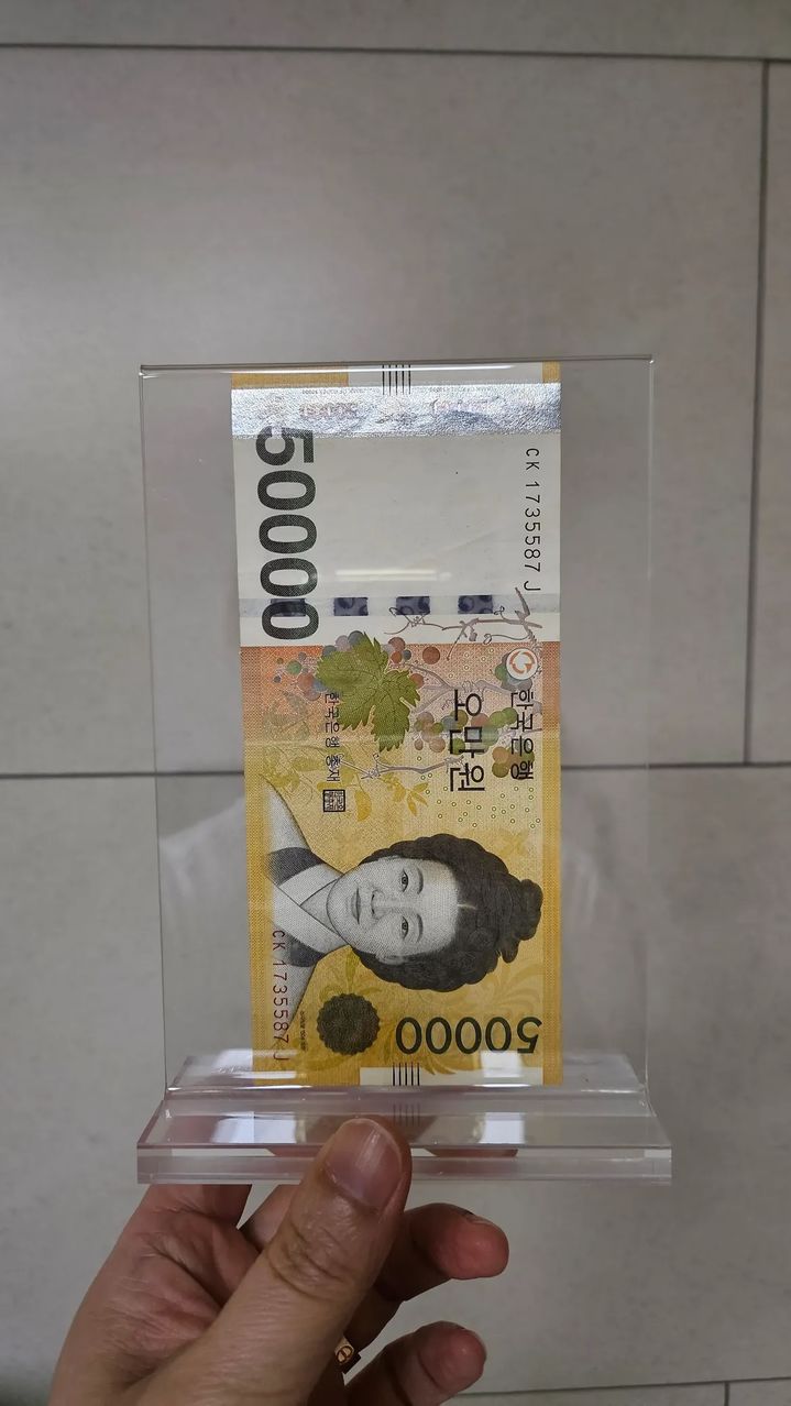 [뉴시스] A씨가 보관한 5만 원권 사진. (사진=스레드 캡처) *재판매 및 DB금지 *재판매 및 DB 금지