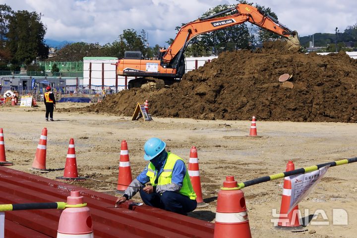 [경주=뉴시스]SK에코플랜트가 시공 중인 SK AI 데이터센터 울산 공사현장에서 기초공사가 진행 중인 모습. (사진=SK 제공) 2025.10.30. photo@newsis.com