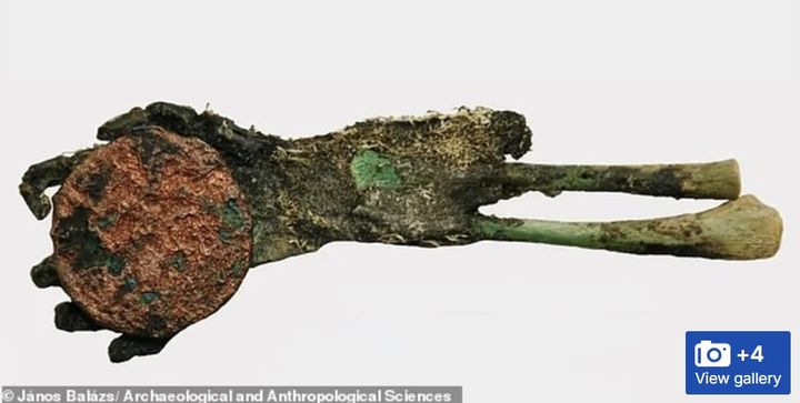 [서울=뉴시스] 구리 동전을 쥐고 매장된 신생아의 초록빛 미라 손.(사진출처: 데일리메일 홈페이지 캡처)2025.11.03.