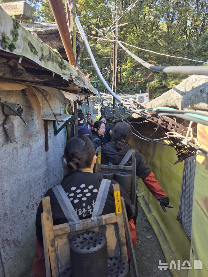 [서울=뉴시스] 대한간호협회 간호돌봄봉사단이 1일 오전 서울 강남구 구룡마을에서 기후환경 취약계층을 위한 ‘사랑의 연탄 나눔 봉사활동’을 펼쳤다. (사진= 대한간호협회 제공)