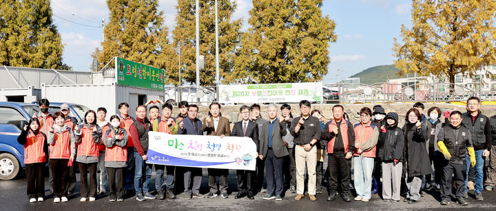 [보령=뉴시스] 충남 보령시 '연탄은행 재개식' 기념촬영. (사진=보령시 제공) 2025.11.03. photo@newsis.com *재판매 및 DB 금지