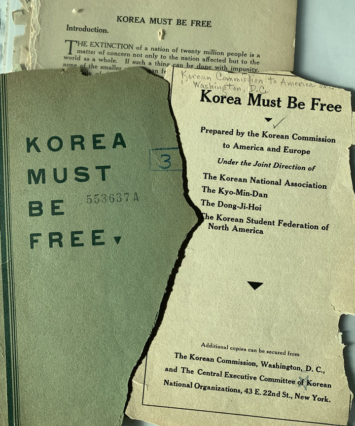[광주=뉴시스] 1930년 3월 미국에서 발간된 영문 책자 'KOREA MUST BE FREE'. 이 책자는 광주학생독립운동을 계기로 미국과 유럽, 스위스 등 국제사회에 한국의 독립 필요성을 호소한 영문 기록물이다. (사진=전남대 제공) photo@newsis.com *재판매 및 DB 금지
