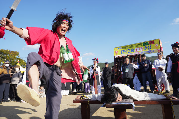 [청송=뉴시스] '제19회 청송사과축제'에서 원산지 표시위반자 의금부 압송이 시연되고 있다. (사진=청송군 제공) 2025.11.03. photo@newsis.com *재판매 및 DB 금지