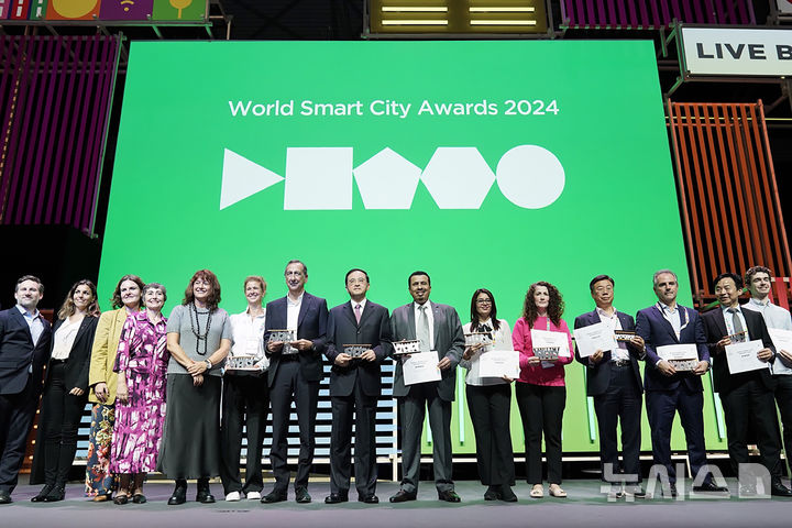 [성남=뉴시스]지난해 성남시가 '월드 스마트시티 어워즈 2024'에서 프로젝트로 혁신 분야 본상을 수상하고 있다(사진=성남시 제공) 2025.11.03.photo@newsis.com