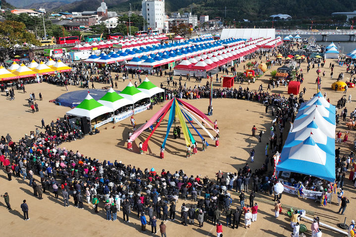  [청송=뉴시스] '제19회 청송사과축제'에서 '청송사과 꽃줄엮기'가 펼쳐지고 되고 있다. (사진=청송군 제공) 2025.11.03. photo@newsis.com *재판매 및 DB 금지