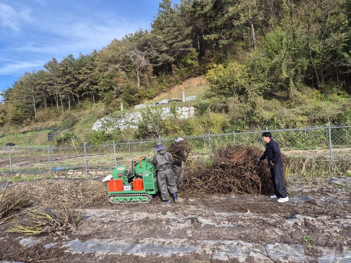 [산청=뉴시스]산청군. 찾아가는 영농부산물 파쇄지원단 운영.(사진=산청군 제공).2025.11.03.photo@newsis.com *재판매 및 DB 금지