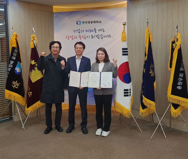[안산=뉴시스]이성균 안산상공회의소 사무처장(가운데)과 은수연 안산글로벌청소년센터 실장(오른쪽 첫번째)이 이주배경 청소년 진로활동 지원을 위한 업무협약 체결을 마치고 함께 기념촬영을 하고 있다.(사진=안산시 제공)2025.11.03.photo@newsis.com *재판매 및 DB 금지