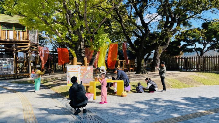 [울산=뉴시스] 구미현 기자 = 울산유아교육진흥원 큰나무놀이터는 오는 9일까지 유치원과 어린이집 원아를 대상으로 실외 놀이기획전 '은행나무 마당놀이'를 운영한다고 3일 밝혔다. 큰나무놀이터를 찾은 가족들 (사진=울산시교육청 제공) 2025.11.03. photo@newsis.com *재판매 및 DB 금지