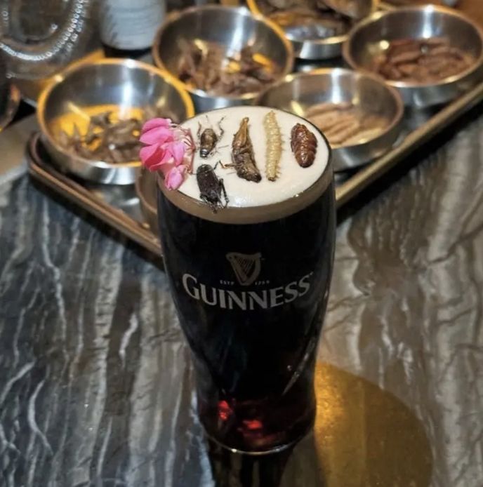 [서울=뉴시스] 태국 방콕 곤충 바인 '택스'에서 판매하고 있는 식용 곤충을 토핑한 맥주.(사진출처: 마이니치신문 캡처) 2025.11.03.