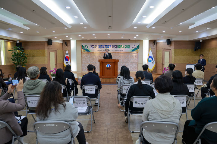 [광주=뉴시스] 장보고장학회(이사장 신우철 완도군수)는 3일 중·고·대 장학생과 학부모 등이 참석한 가운데 '2025년도 장보고장학회 하반기 장학증서 수여식'을 가졌다고 밝혔다. (사진=완도군 제공). 2025.11.03. photo@newsis.com *재판매 및 DB 금지