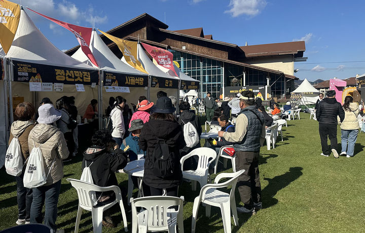 정선여성새로일하기센터 주관, 레몬트리협동조합 협업으로 추진된 ‘새일로 틈새마켓’ 2차 운영이 지난 1~2일 하이원리조트 마운틴콘도 광장에서 열린 ‘제1회 운탄고도 소원의 길 트레킹’ 행사와 함께 진행돼 큰 호응을 얻고 있다.(사진=정선군 제공) *재판매 및 DB 금지