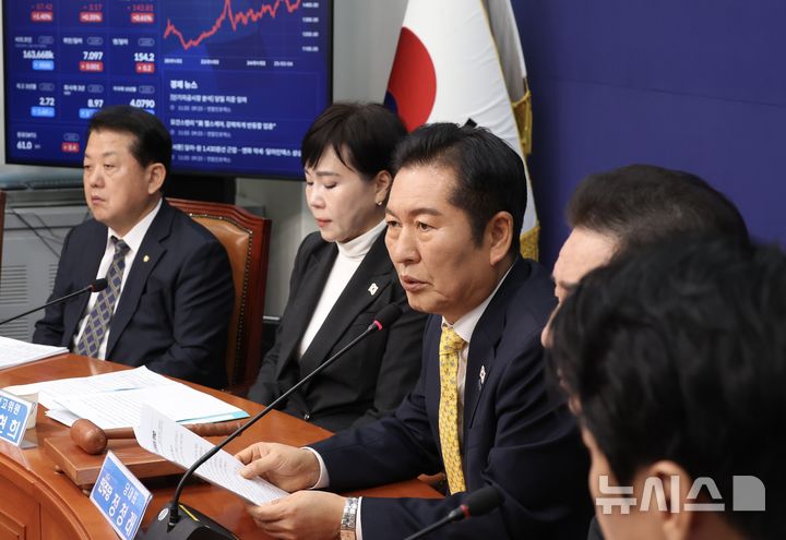 [서울=뉴시스] 조성봉 기자 = 정청래 더불어민주당 대표가 3일 오전 서울 여의도 국회에서 열린 최고위원회의에서 발언을 하고 있다.2025.11.03. suncho21@newsis.com