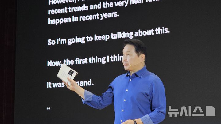 [서울=뉴시스]최태원 SK그룹 회장은 3일 서울 강남구 코엑스에서 열린 'SK AI 서밋 2025'에서 기조연설을 맡았다. 그는 '오늘의 혁신 실행(AI Now)'과 '내일의 도약 준비(AI Next)'를 주제로 발표했다. photo@newsis.com 