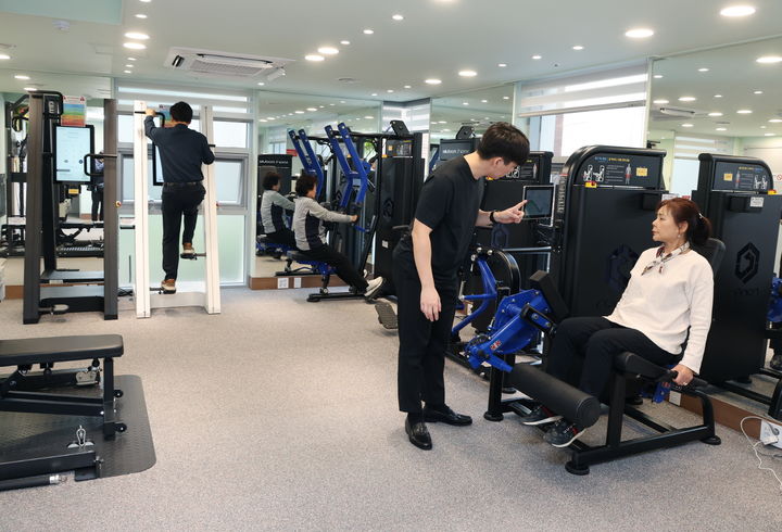[서울=뉴시스] 선정시니어센터-스마트 피트니스 센터. 2025.11.03. (사진=강남구 제공) *재판매 및 DB 금지