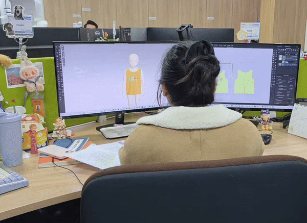 [호찌민=뉴시스] 이주혜 기자 = 한세실업 HCM법인에서 직원이 3D 디자인 기술을 활용해 샘플작업을 하고 있다. 2025.10.29. *재판매 및 DB 금지 *재판매 및 DB 금지