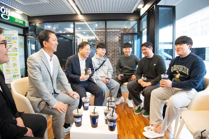 [구미=뉴시스] 지역 청년과 대화하는 김장호 시장. (사진=구미시 제공) 2025.11.03 photo@newsis.com *재판매 및 DB 금지