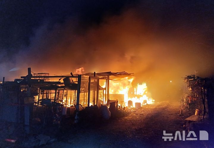 [포항=뉴시스] 안병철 기자 = 지난 3일 오후 6시43분께 경북 포항시 북구 흥해읍 개 사육장에서 화재가 발생했다.(사진=포항북부소방서 제공) 2025.11.03. photo@newsis.com