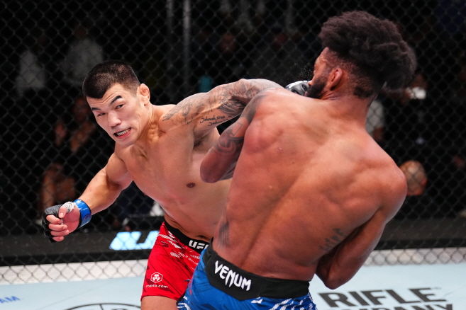 [서울=뉴시스] 고석현이 필 로(미국)와의 'UFC 파이트 나이트: 가르시아 vs 오나마' 언더카드 웰터급(77.1㎏) 경기에서 만장일치 판정승을 거뒀다. (사진=UFC 코리아 제공) *재판매 및 DB 금지 *재판매 및 DB 금지