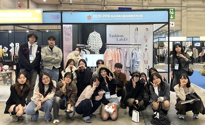 [대전=뉴시스] 배재대학교 의류패션학과와 대전 신일여고 학생들 기념촬영. (사진=배재대 제공) 2025.11.03. photo@newsis.com *재판매 및 DB 금지