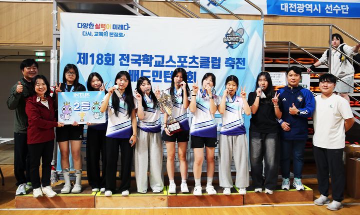 [울산=뉴시스] 구미현 기자 = 울산 호계중학교가 '제18회 전국 학교스포츠클럽 축전' 배드민턴 대회에서 여자부 단체 준우승을 차지, 학교체육 활성화의 모범사례로 주목받고 있다. (사진=울산 호계중 제공) 2025.11.03. photo@newsis.com *재판매 및 DB 금지