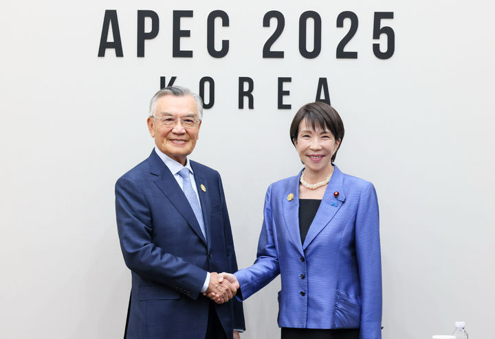 [서울=뉴시스] 다카이치 사나에 일본 총리(오른쪽)가 1일 아시아태평양경제협력체(APEC) 정상회의 기간 대만 린신이 총통부 선임고문과 만나 악수하고 있다. (출처: 다카이치 총리 X) 2025.11.05. 