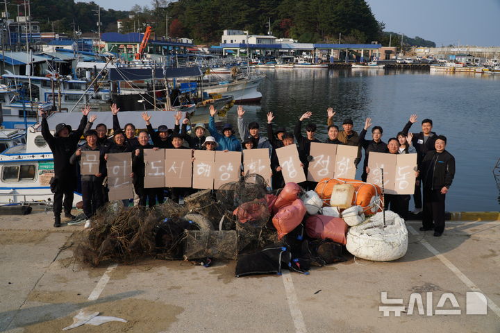 [서울=뉴시스] 무인도서 해양정화 캠페인.