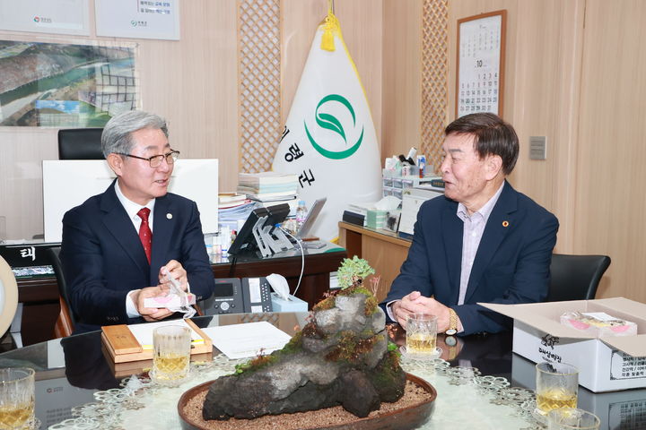 [의령=뉴시스]집중호우 피해를 입은 의령 주민 황진탁(오른쪽)씨가 오태완 의령군수와 환담하고 있는 모습.(사진=의령군 제공) 202511.03.photo@newsis.com *재판매 및 DB 금지