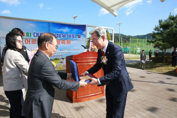 [창원=뉴시스]1일 의령군 대의면민 체육대회에서 대의면 주민 대표로부터 감사패를 받는 오태완 의령군수.(사진=의령군 제공) 2025.11.03.photo@newsis.com *재판매 및 DB 금지