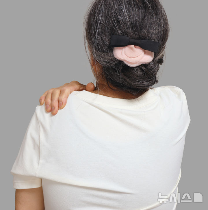 [서울=뉴시스] 전근개 파열은 어깨를 감싸고 있는 4개의 힘줄(극상근, 극하근, 견갑하근, 소원근)이 하나처럼 돼 있는 회전근개가 변성, 파열되며 부종, 통증, 운동장애를 일으키는 질환을 말한다. (사진= 유토이미지 제공)